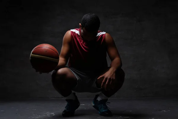 Joueur Afro Américain Basket Ball Tenue Sport Accroupi Avec Une — Photo