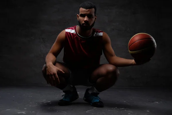 Jogador Basquete Afro Americano Sportswear Agachamento Com Uma Bola Isolado — Fotografia de Stock