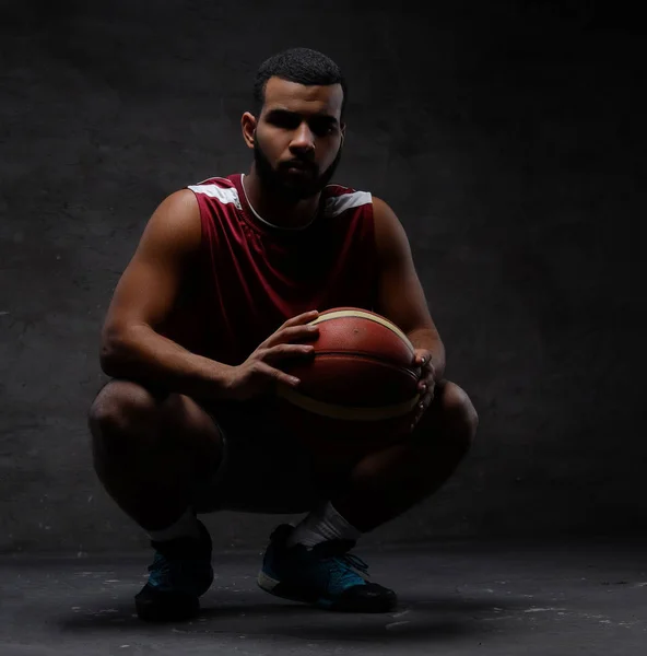 Afrikanisch Amerikanischer Basketballspieler Sportbekleidung Der Mit Einem Ball Hockt Isoliert — Stockfoto