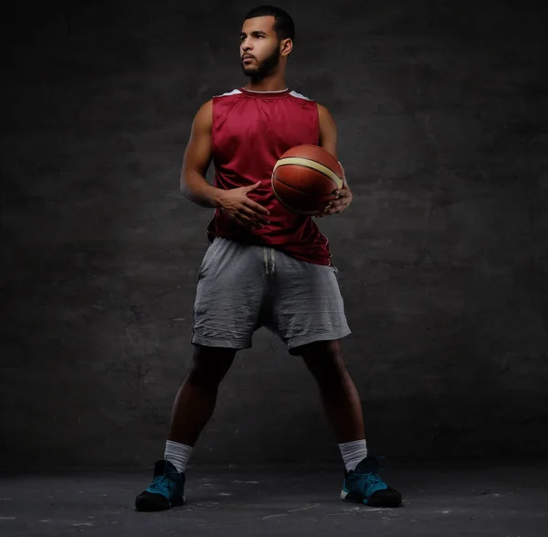 Junger Afrikanisch Amerikanischer Basketballspieler Sportbekleidung Der Mit Ball Auf Dunklem — Stockfoto