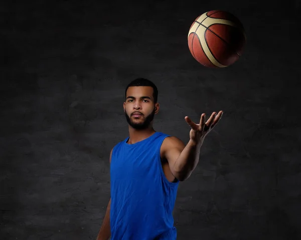 Retrato Desportista Afro Americano Jogador Basquete Sportswear Com Uma Bola — Fotografia de Stock