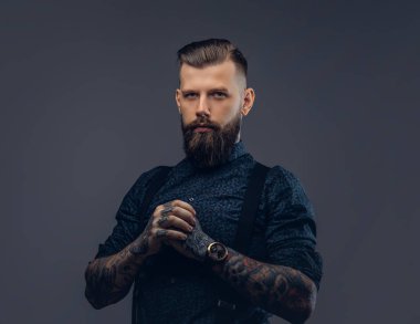 Gömlek ve pantolon askısı ciddi bir yakışıklı eski moda hipster portresi.