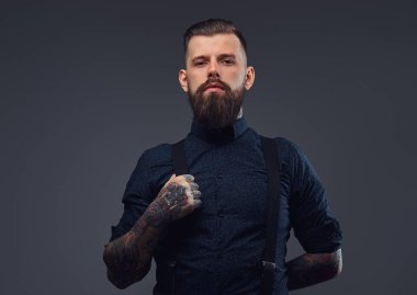 Gömlek ve pantolon askısı ciddi bir yakışıklı eski moda hipster portresi.