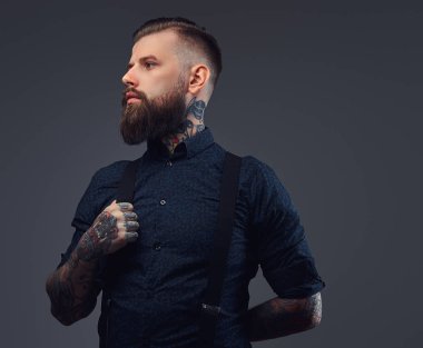 Gömlek ve pantolon askısı ciddi bir yakışıklı eski moda hipster portresi.