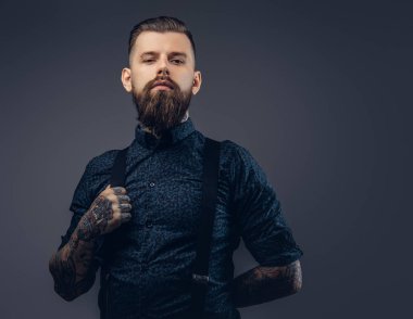 Gömlek ve pantolon askısı ciddi bir yakışıklı eski moda hipster portresi.