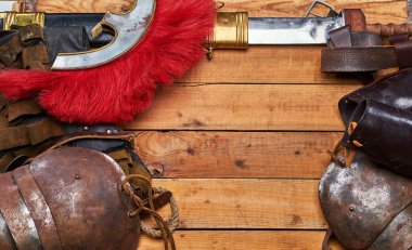 Antik Yunan savaşçı bir ahşap kurullarında tam savaş aleti.