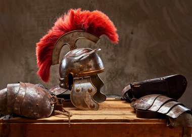 Antik Yunan savaşçı yalan üzerine bir kutu ahşap kurulların tam savaş aleti.