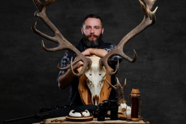 Polar gömlek ve şapka ve ödüllerini ile sakallı avcı.