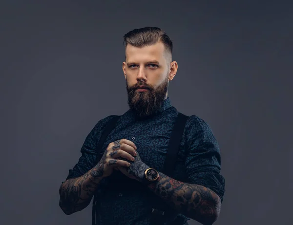 Portrait of a serious handsome old-fashioned hipster in shirt and suspenders. — Stock Photo, Image