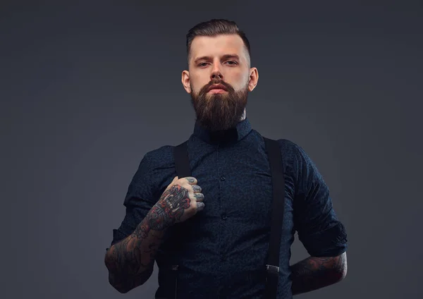 Retrato de un guapo hipster en camisa y tirantes . — Foto de Stock