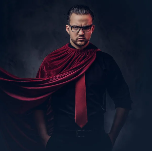 Portrait d'un super-héros méchant génie dans une chemise noire avec une cravate rouge . — Photo