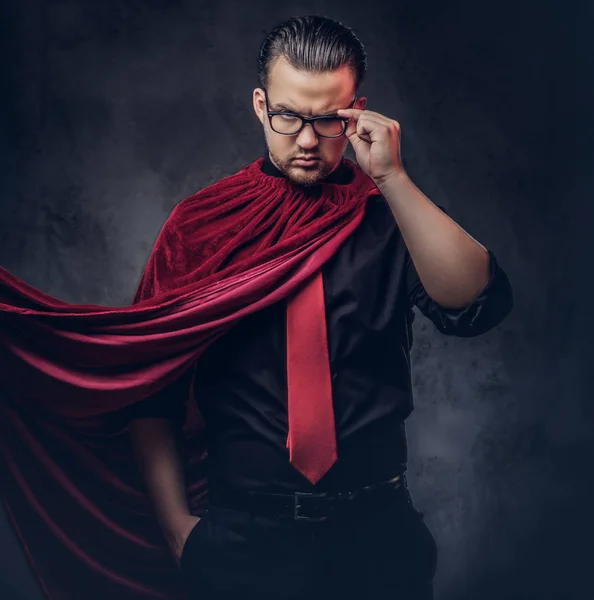 Portret superbohatera villain geniusz w czarnej koszulce z czerwonym krawatem. — Zdjęcie stockowe