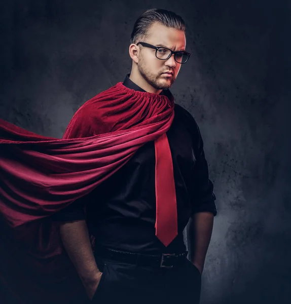 Portrait d'un super-héros méchant génie dans une chemise noire avec une cravate rouge . — Photo