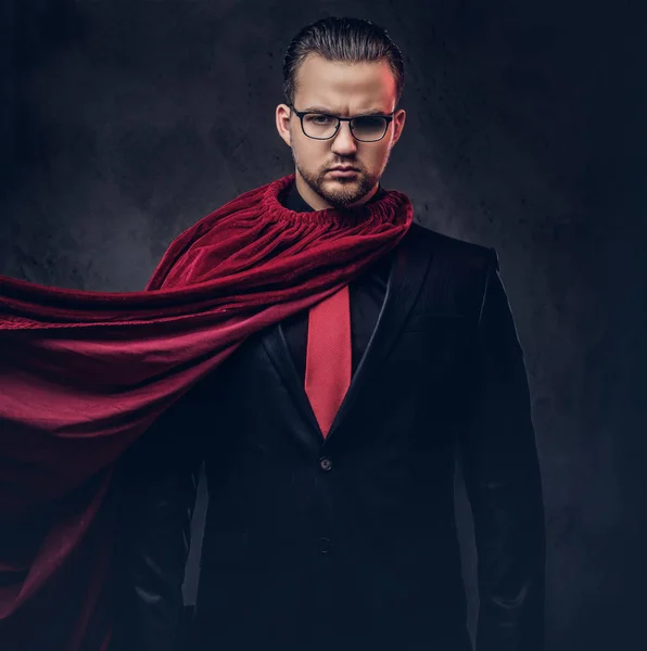 Portrét génia superhrdina v černé barvě s červenou kravatou na tmavém pozadí. — Stock fotografie
