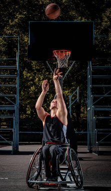 Tekerlekli sandalyede kötürüm basketbolcu açık oyun yere çalış.