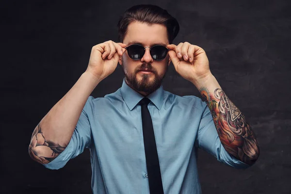 Portret Tatuażem Przystojny Mężczyzna Średnim Wieku Brodą Fryzurę Ubrana Niebieską — Zdjęcie stockowe