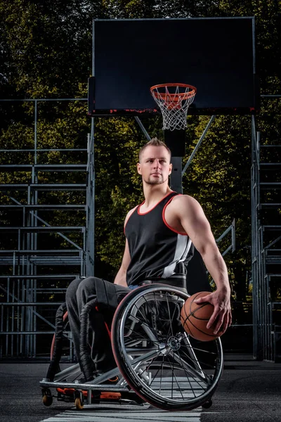 Portrait d'un joueur de basketball handicapé en fauteuil roulant sur un terrain de jeu ouvert . — Photo