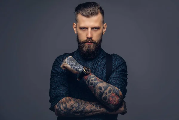 Guapo hipster anticuado en camisa y tirantes, posan con los brazos cruzados. Aislado sobre un fondo oscuro . —  Fotos de Stock