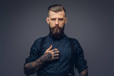Gömlek ve pantolon askısı ciddi bir yakışıklı eski moda hipster portresi. Karanlık bir arka plan üzerinde izole.