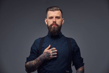 Gömlek ve pantolon askısı ciddi bir yakışıklı eski moda hipster portresi. Karanlık bir arka plan üzerinde izole.