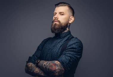 Gömlek ve pantolon askısı ciddi bir yakışıklı eski moda hipster portresi. Karanlık bir arka plan üzerinde izole.