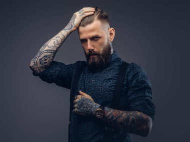 Gömlek ve pantolon askısı ciddi bir yakışıklı eski moda hipster portresi. Karanlık bir arka plan üzerinde izole.