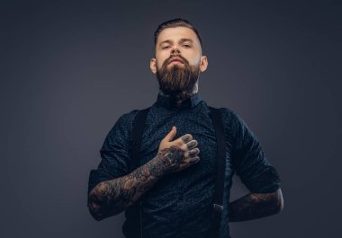 Gömlek ve pantolon askısı ciddi bir yakışıklı eski moda hipster portresi. Karanlık bir arka plan üzerinde izole.