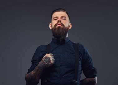 Gömlek ve pantolon askısı ciddi bir yakışıklı eski moda hipster portresi. Karanlık bir arka plan üzerinde izole.