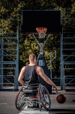 Tekerlekli sandalyede kötürüm basketbol oyuncusu bir açık oyun yere çalış.