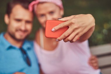 Çekici çift açık havada kalma sırasında selfie bir piknik bir parkta alarak gülümseyen.