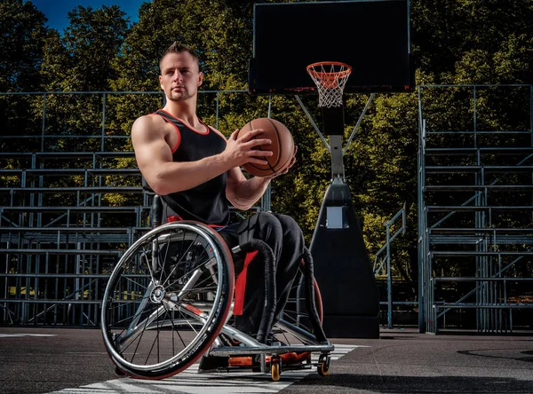 Jogador Basquete Aleijado Uma Cadeira Rodas Detém Uma Bola Campo — Fotografia de Stock