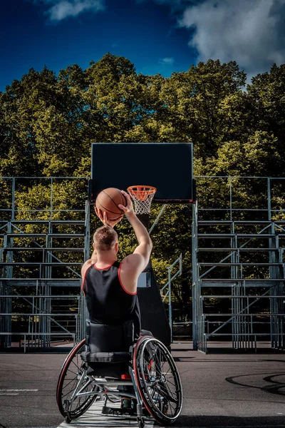 Cripple Basketball Player Wheelchair Plays Open Gaming Ground — Stock Photo, Image