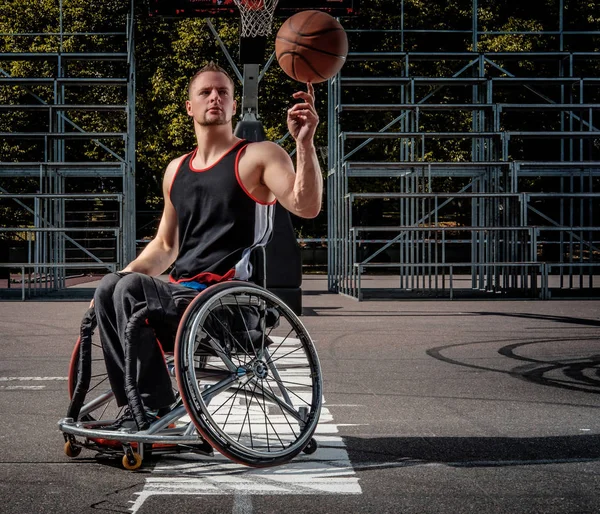 車椅子バスケット ボール オープン ゲーム地面に指を回転の障害者のバスケット ボール選手 — ストック写真