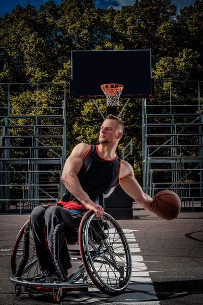 Joueur Basket Ball Cramoisi Fauteuil Roulant Joue Sur Terrain Jeu — Photo