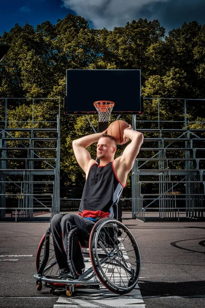 Jogador Basquete Aleijado Uma Cadeira Rodas Joga Campo Jogos Aberto — Fotografia de Stock