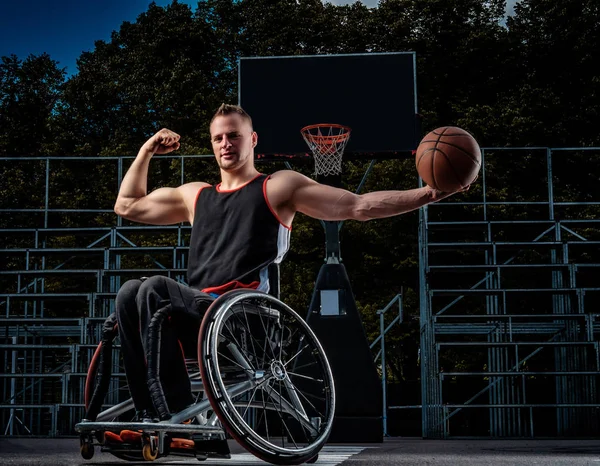 Jogador Basquete Forte Uma Cadeira Rodas Posar Com Uma Bola — Fotografia de Stock