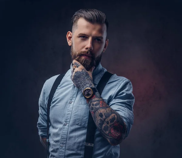 Portrait Hipster Brutal Pensif Dans Une Chemise Des Bretelles Bleues — Photo
