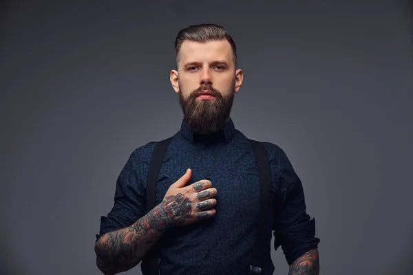 Retrato Guapo Hipster Camisa Tirantes Aislado Sobre Fondo Oscuro —  Fotos de Stock