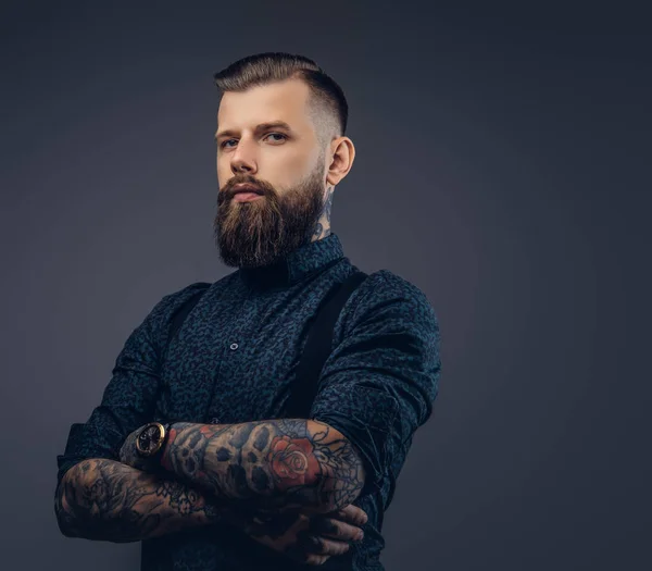 Retrato Guapo Hipster Camisa Tirantes Aislado Sobre Fondo Oscuro —  Fotos de Stock