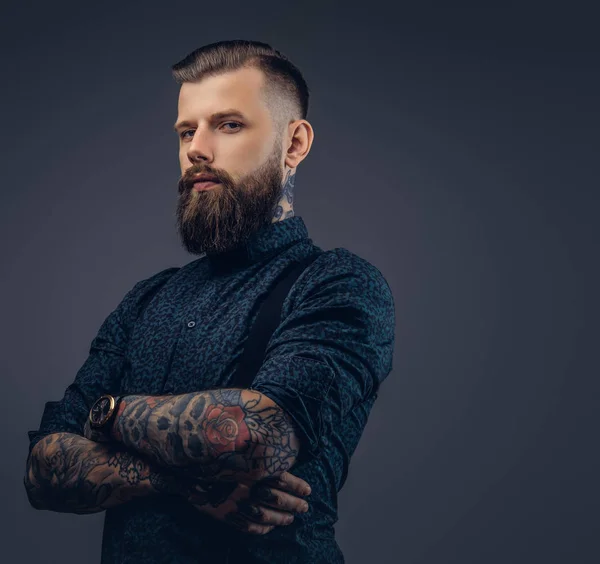 Retrato Guapo Hipster Camisa Tirantes Aislado Sobre Fondo Oscuro — Foto de Stock