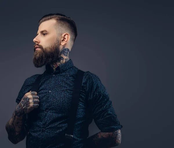 Portret Van Een Ernstige Knappe Ouderwetse Hipster Shirt Bretels Geïsoleerd — Stockfoto