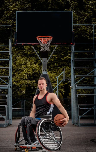 Jogador Basquete Aleijado Uma Cadeira Rodas Detém Uma Bola Campo — Fotografia de Stock