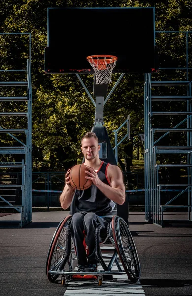 Açık Oyun Zeminde Tekerlekli Sandalyede Bir Engelli Basketbol Oyuncusu Portresi — Stok fotoğraf