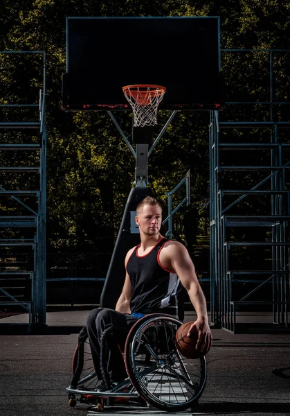 Retrato Jogador Basquete Com Deficiência Uma Cadeira Rodas Campo Jogo — Fotografia de Stock