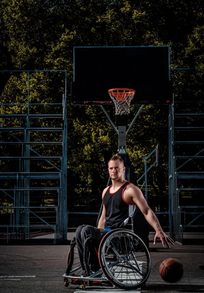 Jogador Basquete Aleijado Uma Cadeira Rodas Joga Campo Jogos Aberto — Fotografia de Stock