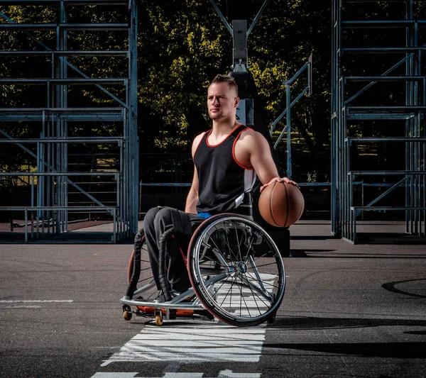 Jogador Basquete Aleijado Uma Cadeira Rodas Detém Uma Bola Campo — Fotografia de Stock