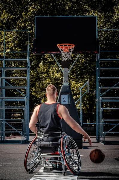 Tekerlekli sandalyede kötürüm basketbol oyuncusu bir açık oyun yere çalış.
