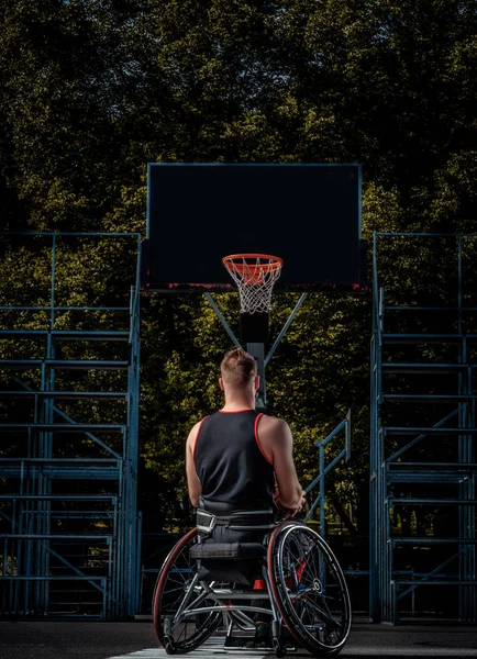 Joueur Basket Ball Cramoisi Fauteuil Roulant Joue Sur Terrain Jeu — Photo