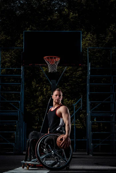 Портрет Баскетболиста Инвалида Инвалидной Коляске Открытой Игровой Площадке — стоковое фото