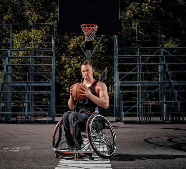 Tekerlekli Sandalyede Kötürüm Basketbol Oyuncusu Bir Topu Açık Oyun Yere — Stok fotoğraf